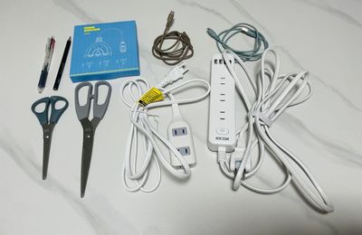 テレビのある部屋✂️
延長コード2本、HDMIコード1m、HDMI Type-C変形コード2m、充電器(Type-C、Lightning)ハサミ2本、ペン、鉛筆 - 小倉駅近レンタルスペース　KCハウス　 2フロア✨ダイニングルーム🤍シアタールーム小倉🤍の設備の写真