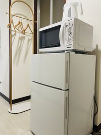 フラットタイプの電子レンジ✨楽にお弁当温めてできます🍱冷凍庫、冷凍庫あります✨ - 小倉駅近レンタルスペース　KCハウス　 2フロア✨ダイニングルーム🤍シアタールーム小倉🤍の設備の写真
