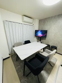 ✨小倉駅から徒歩５分！少人数貸し会議室に快適なモノトーン空間｜Wi-Fi完備、モニターあり - 小倉駅近レンタルスペース　KCハウス　