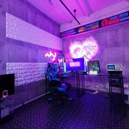ネオン、モニター多数のサイバー空間！ゲーミングブースも完備でVtuber撮影などに最適です！ - スタジオベース　せんびるスタジオ