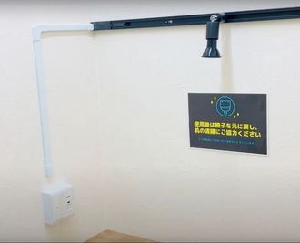 デスクライトと電源コンセント完備 - セルフカフェ太子橋店 太子橋今市駅徒歩5分！仕事勉強に最適✨飲食持込OK🍔🥤の室内の写真