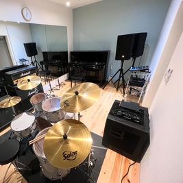 完全防音を完備したレンタルスタジオ！ギターアンプ、ベースアンプ、ドラムセット、ピアノ完備！いつでも大きな音で楽しめます！ - レンタルスタジオ、コミュニティスペース K-Link Space