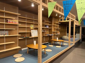 小上がり - みんなの公民館まる みんなの公民館まる　１Fラウンジの室内の写真