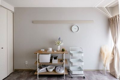 シェルフに色々な備品が入っています - レンタルサロンMINI自由が丘 完全個室のレンタルサロン-MINI（ミニ）自由が丘の室内の写真