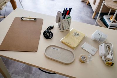 事務用品（カウンセリングボード、お会計トレー、メモ帳、ペン、メッセージカード、延長コード、電源プラグ、充電器） - レンタルサロンMINI自由が丘 完全個室のレンタルサロン-MINI（ミニ）自由が丘の室内の写真