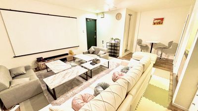 スクリーンのサイズは何と１００インチ‼
ドルビー音質サウンドバーも設置。
プライべート映画館🎬 - グッドワン心斎橋 ✨グッドワン心斎橋　PARTYON✨防犯カメラ🈚️未成年🆗 の室内の写真