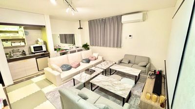 食器は１２名さま分までございます。
お部屋自体は１４名はお座りいただけます。 - グッドワン心斎橋 ✨グッドワン心斎橋　PARTYON✨防犯カメラ🈚️未成年🆗 の室内の写真