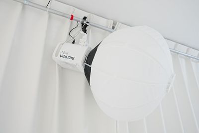 本格的な照明設備も充実。フルカラー150WのBowensブラケット付きLED点光源ライト「Amaran150」で、しっかりとした光の演出が可能。 - LOOK UP BASE 下北沢マルチスタジオの室内の写真