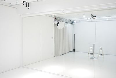 全面の鏡でダンスやグループレッスンにも快適。
鏡は白ブラインドで隠すことも可能です。 - LOOK UP BASE 下北沢マルチスタジオの室内の写真