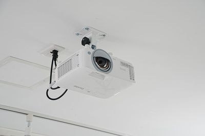 BenQプロジェクターで壁一面に映像投影。
ミニシアターとしても活用できます。 - LOOK UP BASE 下北沢マルチスタジオの室内の写真