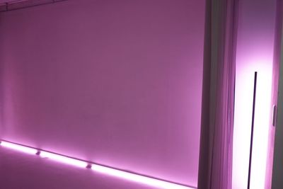 スマホアプリから、照明のカラーを手軽に変更できます。 - LOOK UP BASE 下北沢マルチスタジオの室内の写真