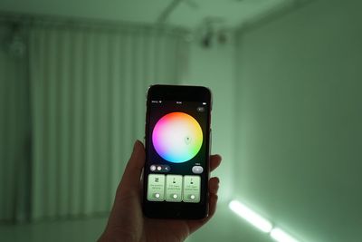 スマホアプリから、照明のカラーを手軽に変更できます。 - LOOK UP BASE 下北沢マルチスタジオの室内の写真