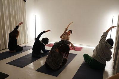 ヨガクラスの開催にも最適な空間です。 - LOOK UP BASE 下北沢マルチスタジオの室内の写真