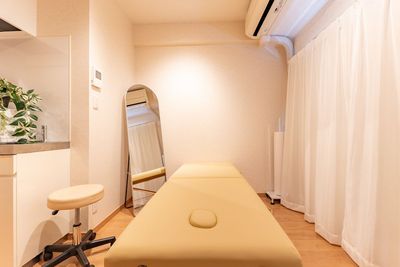 遮光カーテンと調光可能な白色・暖色系ライト。 - レンタルサロン moka 藤沢 藤沢駅徒歩3分！新規オープンのレンタルサロン moka 藤沢の室内の写真
