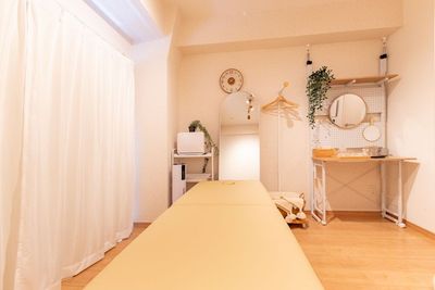 遮光カーテンと調光可能な白色・暖色系ライト。 - レンタルサロン moka 藤沢 藤沢駅徒歩3分！新規オープンのレンタルサロン moka 藤沢の室内の写真