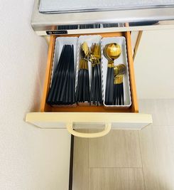 お箸×10.フォーク、スプーン、ナイフ、ティースプーン×8あります🍴 - 小倉駅近レンタルスペース　KCハウス　 小倉駅から徒歩５分！コンパクトな貸会議室の設備の写真
