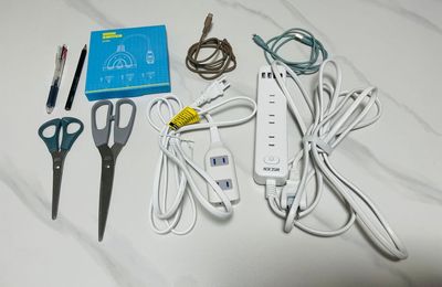 延長コード2本、HDMIコード1m、HDMI Type-C変形コード、充電器(Type-C、Lightning)、ハサミ2本、カッター、ペン、鉛筆 - 小倉駅近レンタルスペース　KCハウス　 NEW Open✨小倉駅から徒歩５分！コンパクトな貸会議室の設備の写真