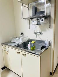 グラスコップ×8.プラスティックコップ×8.お皿×8.プラスティック(お皿22.5cm×8.お皿20cm×8.お椀15cm×8) - 小倉駅近レンタルスペース　KCハウス　 小倉駅から徒歩５分！コンパクトな貸会議室の設備の写真