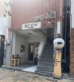 白の提灯の横の階段から3階にお上りください✨ - 小倉駅近レンタルスペース　KCハウス　 小倉駅から徒歩５分！コンパクトな貸会議室の入口の写真