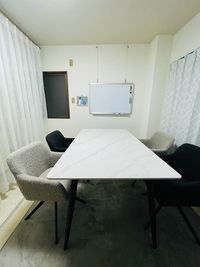 ホワイトボード取り外しもできます☺️ - 小倉駅近レンタルスペース　KCハウス　 2フロア✨ダイニングルーム🤍シアタールーム小倉🤍の室内の写真