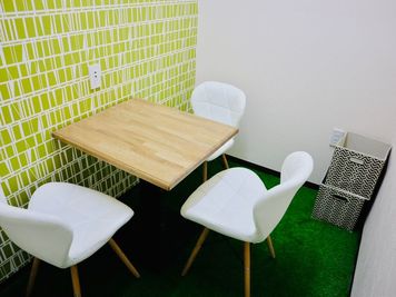 最大3名でブレスト・会議・面接に利用可✨高速WiFi・冷暖房・電源完備・飲食持込自由🥤🍫 - セルフカフェ太子橋店
