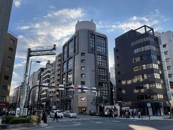 四ツ橋筋と長堀通りが交差する南西角地。1階がニューバランスの心斎橋・四ツ橋を代表するランドマークビルのひとつです。 - SMG/四ツ橋・サンワールドビル ＳＭＧ貸し会議室サンワールドビル2号室(展示会・パーティー仕様)の外観の写真