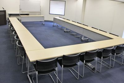 四ツ橋・サンワールドビル２号室（ロ・コの字形式）※変更・現状復帰は利用者にて - SMG/四ツ橋・サンワールドビル ＳＭＧ貸し会議室サンワールドビル2号室(展示会・パーティー仕様)の室内の写真