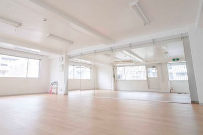 10人以上利用可！ダンス教室も開ける　5.4m大型鏡【床を激しく踏みつけるタイプのダンスは不可】 - 騎射場駅から徒歩3分！えりかビル