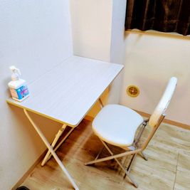 折りたためるイスとテーブルで様々な用途で使用可能 - 【赤羽駅30秒】レンタルサロン赤羽駅前☆ リニューアルオープン レンタルサロン赤羽駅前solarisの設備の写真