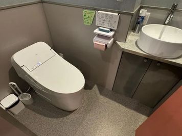 1F共用トイレ - みんなの公民館まる 【大学生】みんなの公民館まる　１Fラウンジの室内の写真