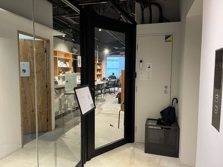 大型モニタ・カメラ常設のWEBミーティング用ブース - co-ba ikebukuro station