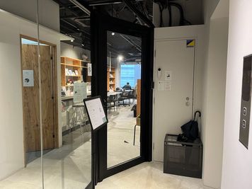 エントランスはロックがかかっていますので、ドア横のドアホンを鳴らしてください。 - co-ba ikebukuro station 大型モニタ・カメラ常設のWEBミーティング用ブースの入口の写真