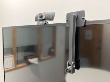 会議室備え付けのWebカメラ2台をご利用いただけます。（USB1接続、USB1-typeCコネクター貸出あり） - co-ba ikebukuro station 大型モニタ・カメラ常設のWEBミーティング用ブースの設備の写真