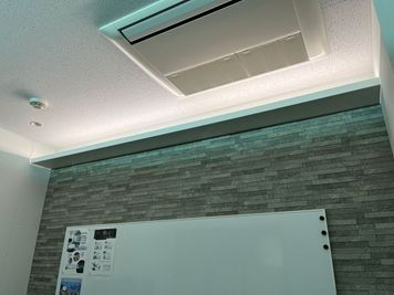 会議室の照明は季節に合わせて色を変えています。ご希望がありましたらリモコンを用意しますので、事前にご連絡ください。 - co-ba ikebukuro station 大型モニタ・カメラ常設のWEBミーティング用ブースのその他の写真