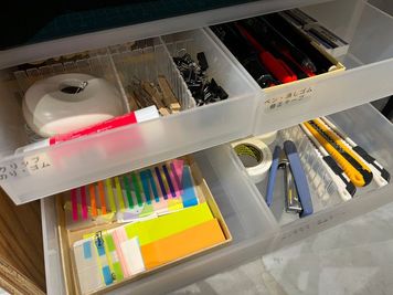 備品1
筆記用具一通りございます - co-ba ikebukuro station 大型モニタ・カメラ常設のWEBミーティング用ブースの設備の写真