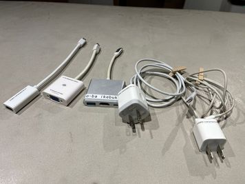 設備・備品を使うためのコネクタや充電器一通りございます。受付にお声がけください。 - co-ba ikebukuro station 大型モニタ・カメラ常設のWEBミーティング用ブースの設備の写真
