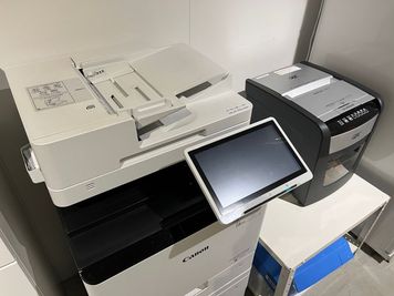 印刷白黒A4：1枚10円、カラーA4：1枚30円でご利用いただけます。受付までお声がけください。 - co-ba ikebukuro station 大型モニタ・カメラ常設のWEBミーティング用ブースの設備の写真
