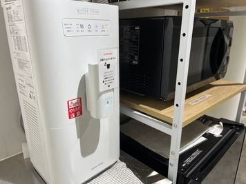 ウォーターサーバーお水・お湯無料です。電子レンジ、冷蔵庫も無料でご利用いただけます - co-ba ikebukuro station 大型モニタ・カメラ常設のWEBミーティング用ブースの設備の写真