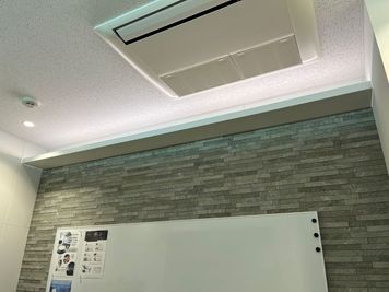 会議室の照明は季節に合わせて色を変えています。ご希望がありましたらリモコンを用意しますので、事前にご連絡ください。 - co-ba ikebukuro station 大型モニタ・カメラ常設のWEBミーティング用ブースのその他の写真