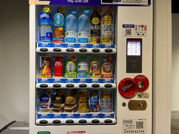 施設内に自動販売機ございます - co-ba ikebukuro station 大型モニタ・カメラ常設のWEBミーティング用ブースの設備の写真