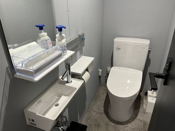 お手洗い（男性用・女性用1室ずつ） - co-ba ikebukuro station 大型モニタ・カメラ常設のWEBミーティング用ブースの室内の写真
