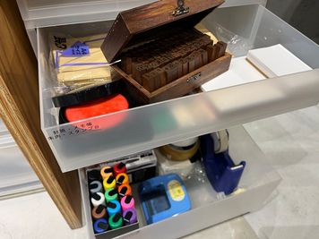 備品2
ポスカ、ハンコ等ございます - co-ba ikebukuro station 大型モニタ・カメラ常設のWEBミーティング用ブースの設備の写真