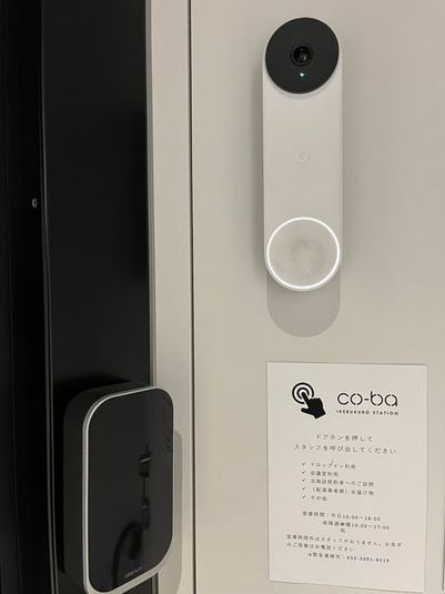 大型モニタ・カメラ常設のWEBミーティング用ブース - co-ba ikebukuro station
