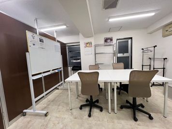 面接なども利用可能！ - 新宿御苑駅チカ、設備充実の多目的レンタルスタジオUDN ★文房具無料＆コピー機完備★会議・作業に最適！の室内の写真