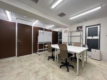 撮影の打合せ、ミーティングなどにもご利用可能！！ - 新宿御苑駅チカ、設備充実の多目的レンタルスタジオUDN ★文房具無料＆コピー機完備★会議・作業に最適！の室内の写真