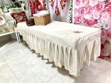 有料オプション施術用ベッドの使用目的は施術・セラピーに限定されます。施術ベッドのアイボリーのカバーは通常敷かれてません。 - aster 名古屋名駅 5分笹島店 オープン価格｜商用利用可 名駅５分 駅近 ｜サロン｜ワークスペース｜推し活の設備の写真