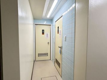 共用部に男女別トイレがございます。 - パーティースペース ACTS 武蔵小金井 ✨武蔵小金井駅2分の子どもと遊べるパーティースペース✨の室内の写真