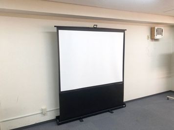無料備品：プロジェクター・スクリーン - SMG/ 四ツ橋・近商ビル ＳＭＧ貸し会議室/近商ビル7階B室（展示会・パーティプラン）の設備の写真