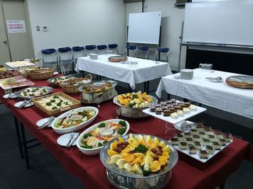 室内飲食ＯＫなのでパーティー形式でのご利用も - SMG/ 四ツ橋・近商ビル ＳＭＧ貸し会議室/近商ビル7階B室（展示会・パーティプラン）の室内の写真