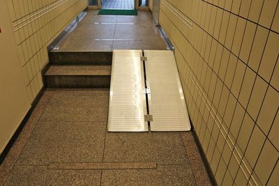 スロープもございます。 - SMG/ 四ツ橋・近商ビル ＳＭＧ貸し会議室/近商ビル7階B室（展示会・パーティプラン）の入口の写真